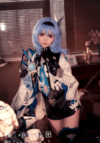 狗子坐凳子上听人唠嗑